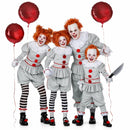 Grupo de amigos disfrazados de payasos malvados con estética de circo terrorífico en Halloween