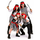 grupo familiar disfrazado de piratas a rayas con pañuelos rojos y espadas en Carnaval o fiesta temática