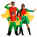 Grupo familiar disfrazado de Robin con trajes de superhéroe coordinados