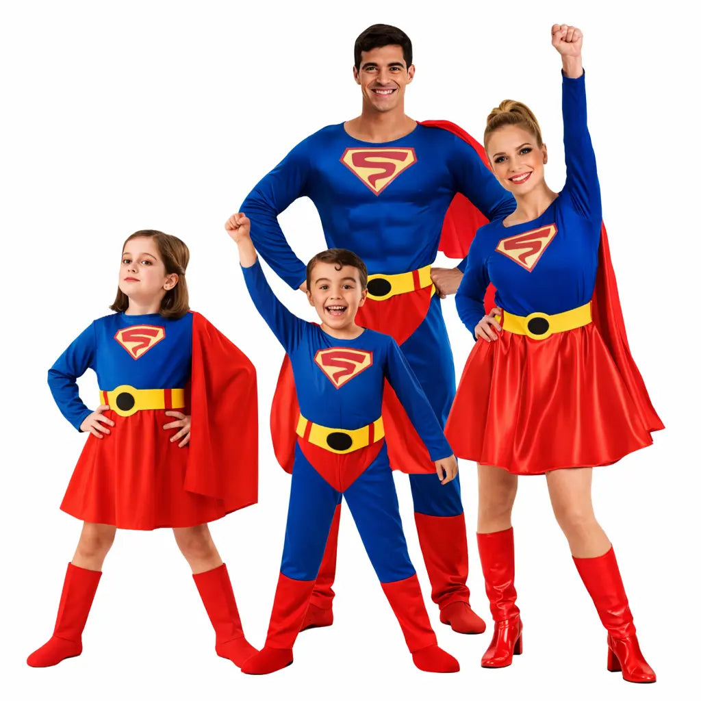 Grupo familiar disfrazado de superhéroes con trajes coordinados para Carnaval