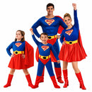 Grupo familiar disfrazado de superhéroes con trajes coordinados para Carnaval