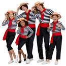 Grupo de amigos disfrazados de gondoleros venecianos en Carnaval posando juntos coordinados