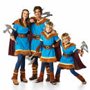 Grupo de amigos disfrazados de vikingos con estilo nórdico en Carnaval