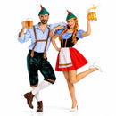 Pareja disfrazada de tiroleses con trajes bávaros tradicionales en fiesta temática tipo Oktoberfest