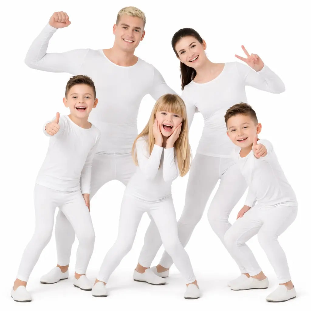 Grupo de amigos con maillots blancos coordinados para actuación de teatro en Carnaval
