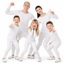 Grupo de amigos con maillots blancos coordinados para actuación de teatro en Carnaval