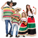 Familia disfrazada con trajes mejicanos coloridos lista para celebrar Carnaval en grupo