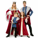 Grupo de familia disfrazada de nobleza medieval con vestidos granate y trajes elegantes para Carnaval o fiesta temática