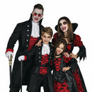 Grupo de amigos disfrazados de vampiros clásicos en Halloween con capas oscuras y maquillaje terrorífico