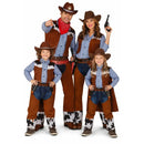 Grupo de amigos disfrazados de vaqueros del Oeste con sheriff, cowgirl y forajidos en Carnaval