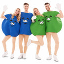Grupo de amigos disfrazados de caramelos de colores tipo M&M listos para una fiesta divertida