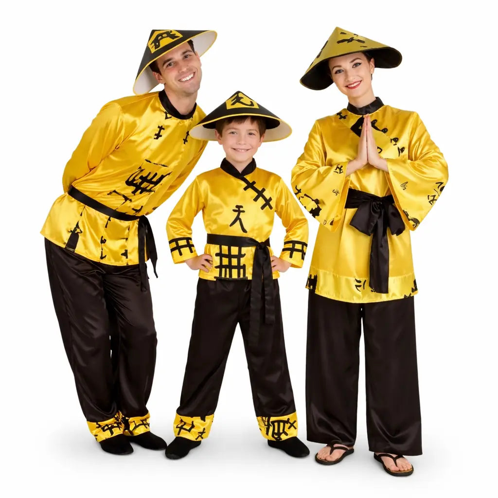 Grupo familiar disfrazado con trajes chinos tradicionales coordinados para Carnaval