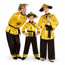 Grupo familiar disfrazado con trajes chinos tradicionales coordinados para Carnaval