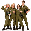 grupo de personas disfrazadas de pilotos de aviación con monos verdes coordinados para Carnaval o fiesta temática