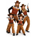 Grupo con disfraces de vaqueros del oeste para Carnaval y fiestas