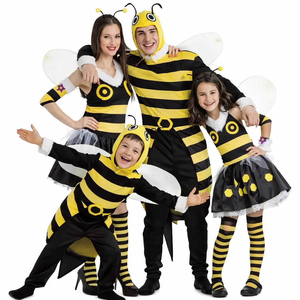 Grupo de amigos disfrazados de abejas amarillas y negras en Carnaval posando juntos de forma divertida