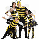 Grupo de amigos disfrazados de abejas amarillas y negras en Carnaval posando juntos de forma divertida