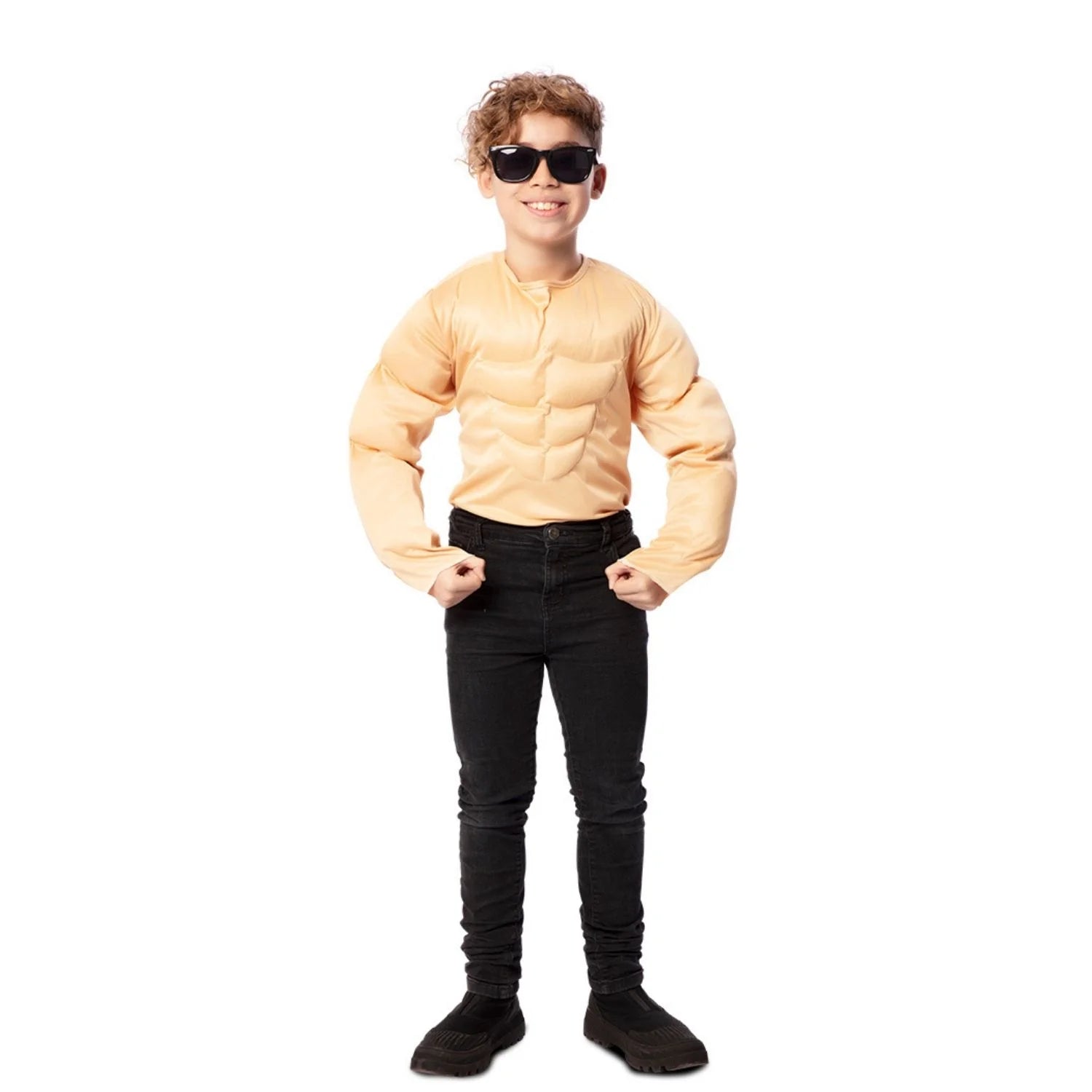 Niño con camiseta musculosa infantil color carne con efecto músculos acolchados