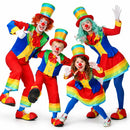 Grupo de amigos disfrazados de payasos multicolor con trajes llamativos y ambiente festivo de circo