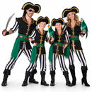 Grupo de amigos disfrazados de piratas Parrot coloridos y divertidos en Carnaval