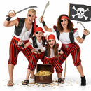 Grupo de amigos disfrazados de piratas bombacho divertidos en Carnaval