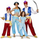 Grupo de amigos disfrazados de Aladino, genio, princesa y sultán en Carnaval