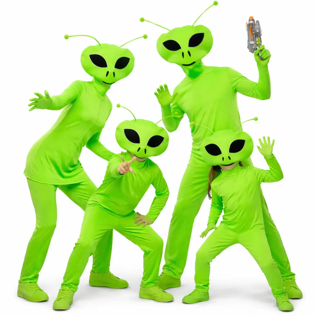 Grupo disfrazado de aliens con monos verdes y máscara en conjunto unisex para adultos y niños en fiesta temática
