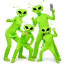 Grupo disfrazado de aliens con monos verdes y máscara en conjunto unisex para adultos y niños en fiesta temática