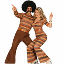 Pareja con disfraces disco años 80 bailando en fiesta retro con ropa brillante y colorida