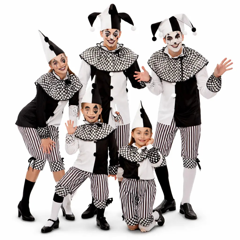 Grupo de familia disfrazada de arlequines en blanco y negro con estilos coordinados para Carnaval