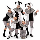 Grupo de familia disfrazada de arlequines en blanco y negro con estilos coordinados para Carnaval