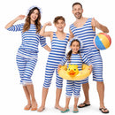 Grupo disfrutando juntos con un estilo vintage coordinado de bañistas retro lleno de diversión