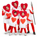 Grupo de personas adultas y niños disfrazados de cartas As de corazones coordinados para Carnaval
