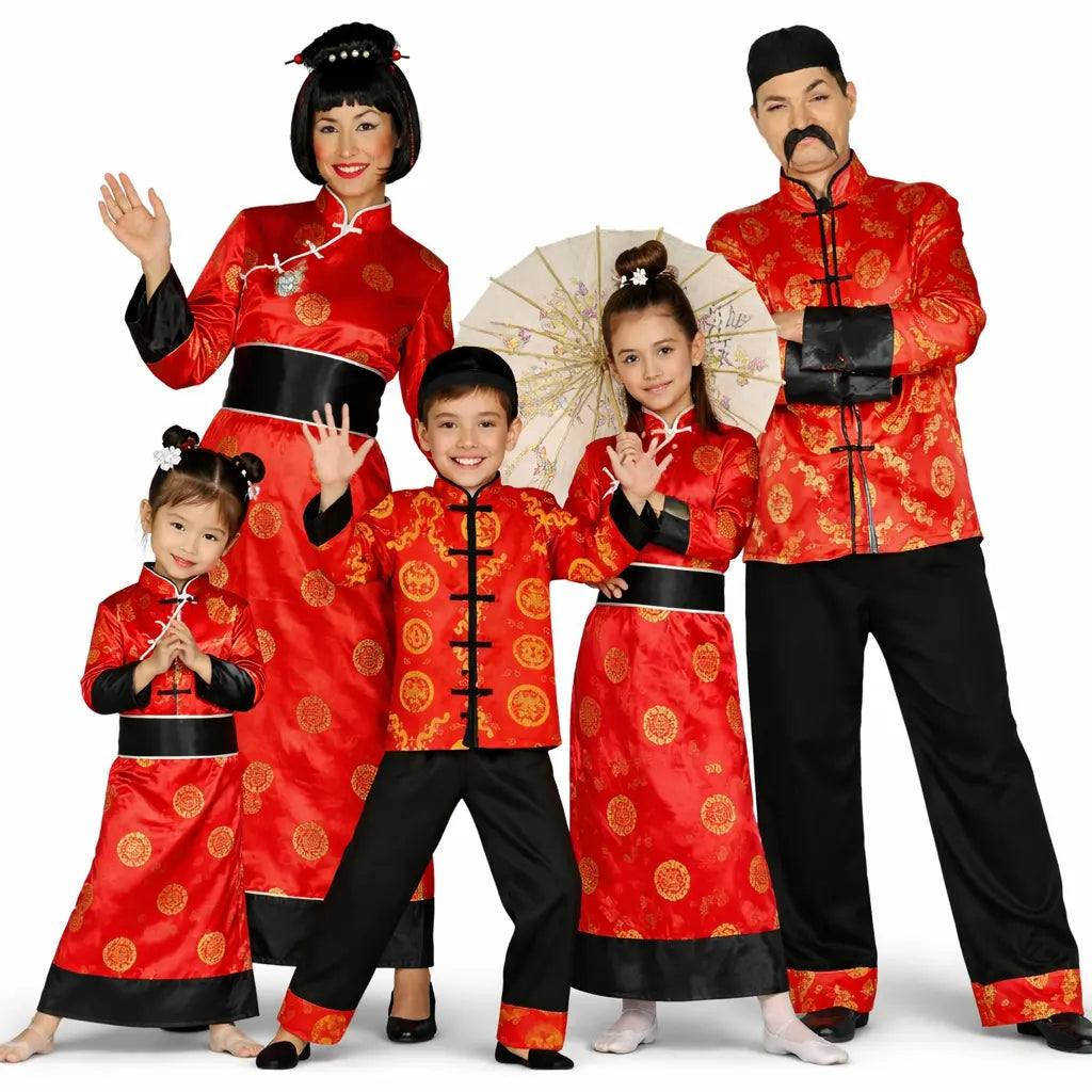 Grupo de amigos disfrazados con temática china tradicional en Carnaval con trajes exóticos y coloridos