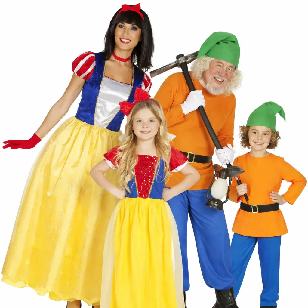 Grupo de amigos disfrazados de Blancanieves y personajes del cuento en versión divertida y coordinada