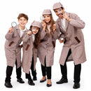 Grupo disfrazado de detectives estilo Sherlock Holmes con capa, gorra y chaqueta de cuadros marrones en Carnaval o fiesta temática