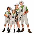 Grupo de exploradores con disfraces safari en color caqui y verde coordinados para familia y amigos en Carnaval