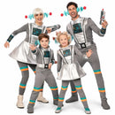 Familia disfrazada de extraterrestres futuristas en gris metalizado con conjunto coordinado de hombre mujer niño y niña