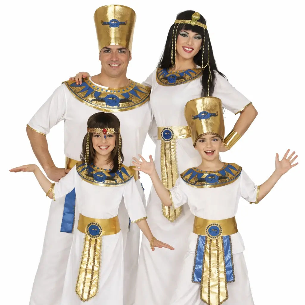 Grupo de amigos disfrazados de Cleopatra y faraones con estilo egipcio en Carnaval