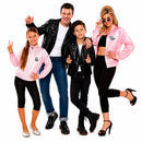 Grupo de amigos disfrazados de rockeros y Pink Ladies inspirados en los años 50 durante una fiesta temática.