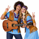 Pareja disfrazada de hippies con ropa colorida y estilo años 60 en Carnaval