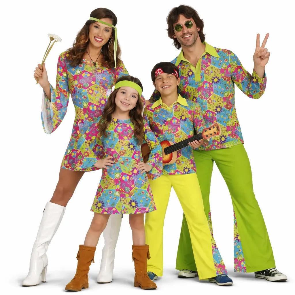 Grupo de amigos con disfraces hippies multicolor años 60 posando juntos en Carnaval