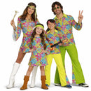 Grupo de amigos con disfraces hippies multicolor años 60 posando juntos en Carnaval
