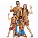 Grupo de personas con disfraces hippie Flower Power coloridos para Carnaval