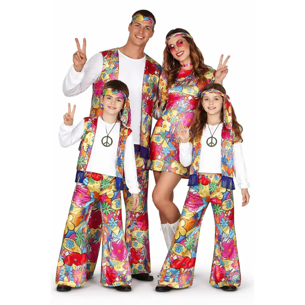 Grupo de amigos disfrazados de hippies rainbow con ropa colorida estilo retro en Carnaval