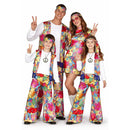 Grupo de amigos disfrazados de hippies rainbow con ropa colorida estilo retro en Carnaval