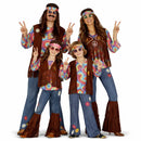 Grupo de amigos con disfraces hippies denim estilo flower power en Carnaval