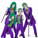 Grupo de amigos disfrazados de Joker malvado con maquillaje y trajes coordinados en fiesta de Carnaval o Halloween
