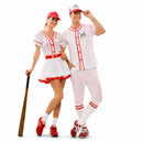 Pareja disfrazada de béisbol con uniforme blanco a rayas rojas y gorra a juego en fiesta temática