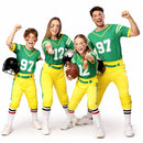 Grupo de personas disfrazadas de jugadores de rugby con pantalón amarillo y camiseta verde en Carnaval o fiesta temática